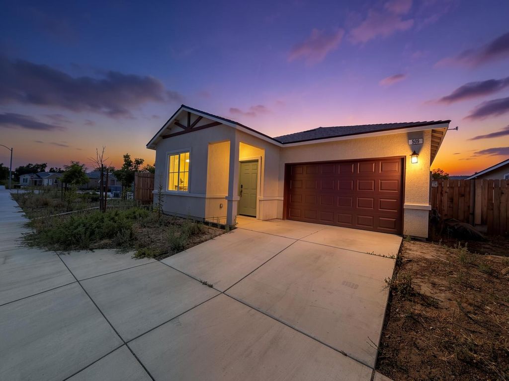 Image 26 of property listing at 509 Sandtrap Lane, Lemoore, CA 93245
