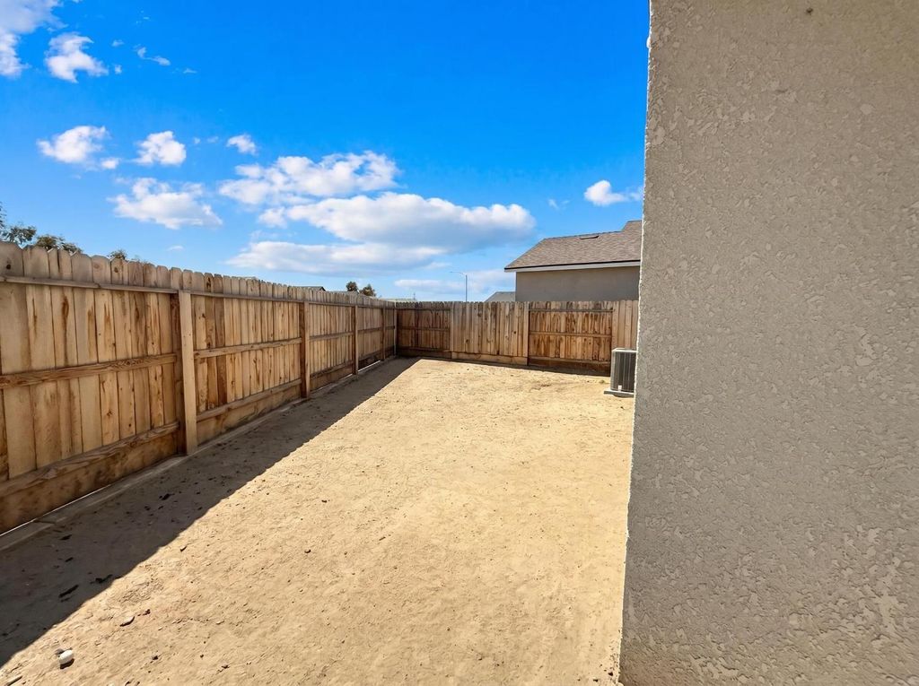 Image 3 of property listing at 509 Sandtrap Lane, Lemoore, CA 93245