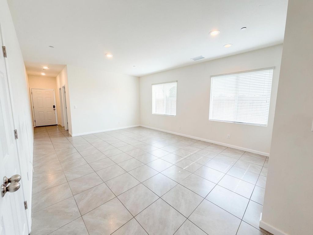 Image 4 of property listing at 509 Sandtrap Lane, Lemoore, CA 93245