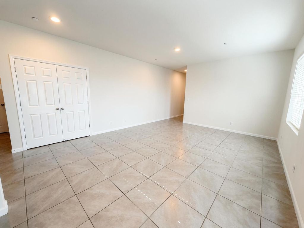 Image 5 of property listing at 509 Sandtrap Lane, Lemoore, CA 93245
