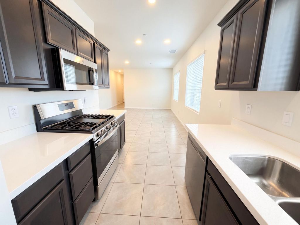 Image 6 of property listing at 509 Sandtrap Lane, Lemoore, CA 93245