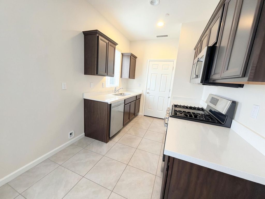 Image 7 of property listing at 509 Sandtrap Lane, Lemoore, CA 93245