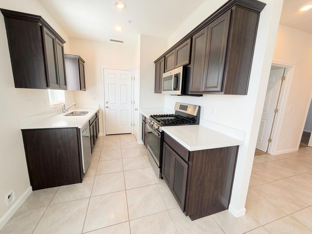 Image 8 of property listing at 509 Sandtrap Lane, Lemoore, CA 93245