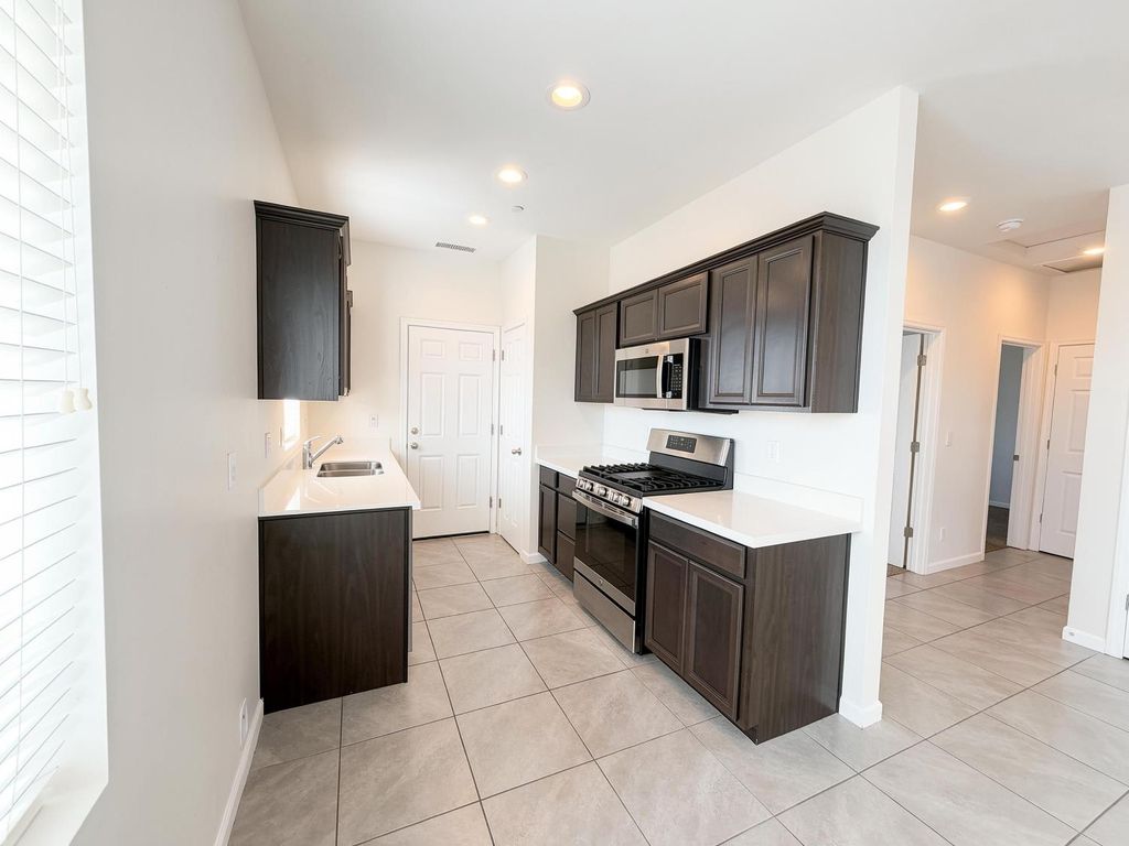 Image 9 of property listing at 509 Sandtrap Lane, Lemoore, CA 93245