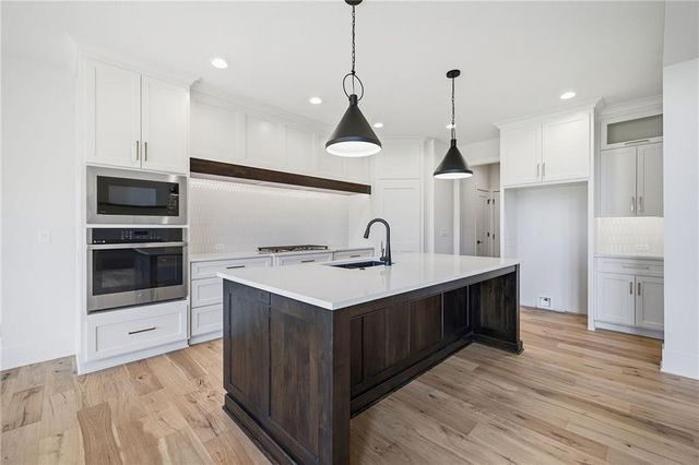 1004 Wilds Parkway, Greenwood, MO 64034