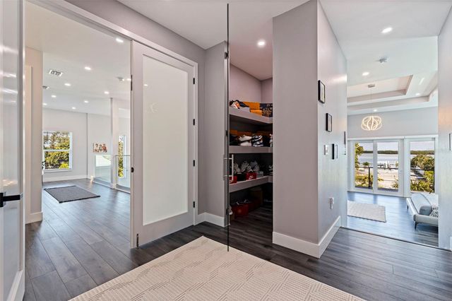 6062 BAYOU GRANDE BOULEVARD NE, St Petersburg, FL 33703