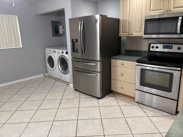 352 Prestwick Circle 1, Palm Beach Gardens, FL 33418