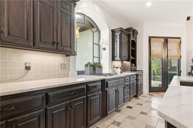 5015 W 147TH Street, Leawood, KS 66224