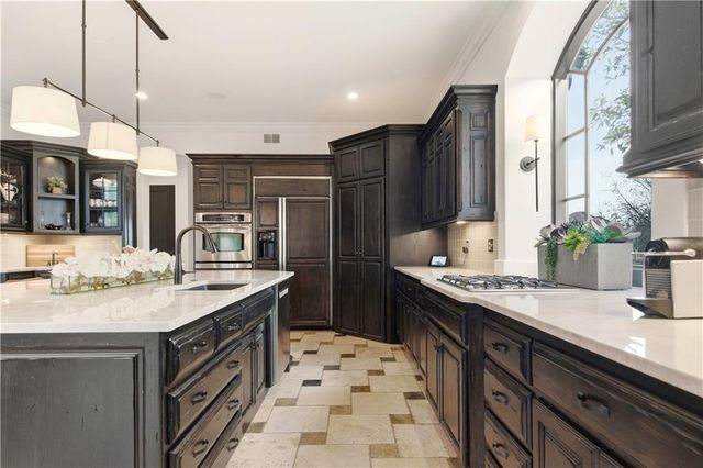 5015 W 147TH Street, Leawood, KS 66224