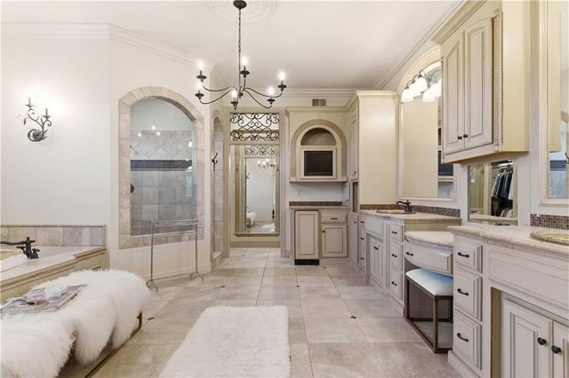 5015 W 147TH Street, Leawood, KS 66224