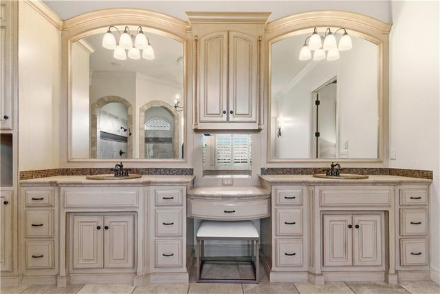 5015 W 147TH Street, Leawood, KS 66224