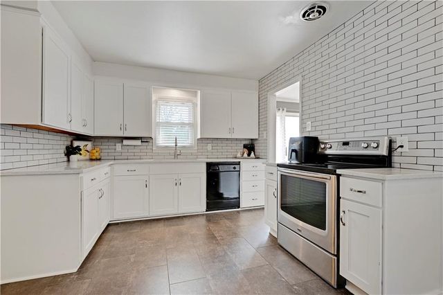 9709 State Line Road, Kansas City, MO 64114