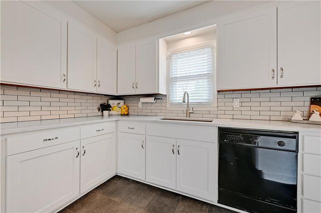 9709 State Line Road, Kansas City, MO 64114