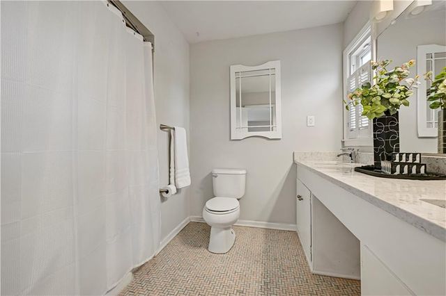 9709 State Line Road, Kansas City, MO 64114