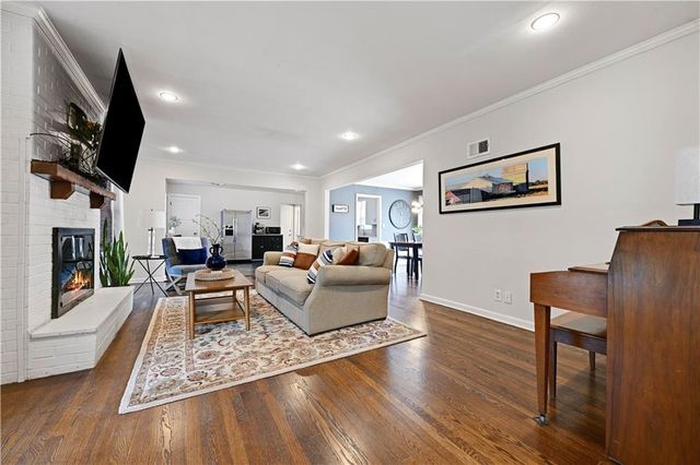 9709 State Line Road, Kansas City, MO 64114