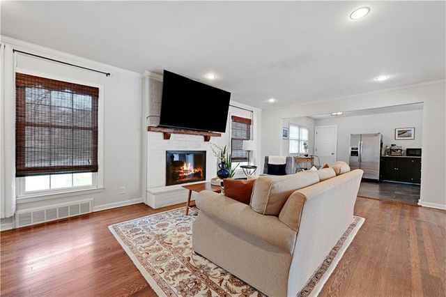 9709 State Line Road, Kansas City, MO 64114