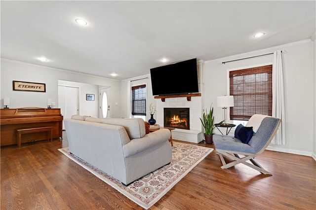 9709 State Line Road, Kansas City, MO 64114