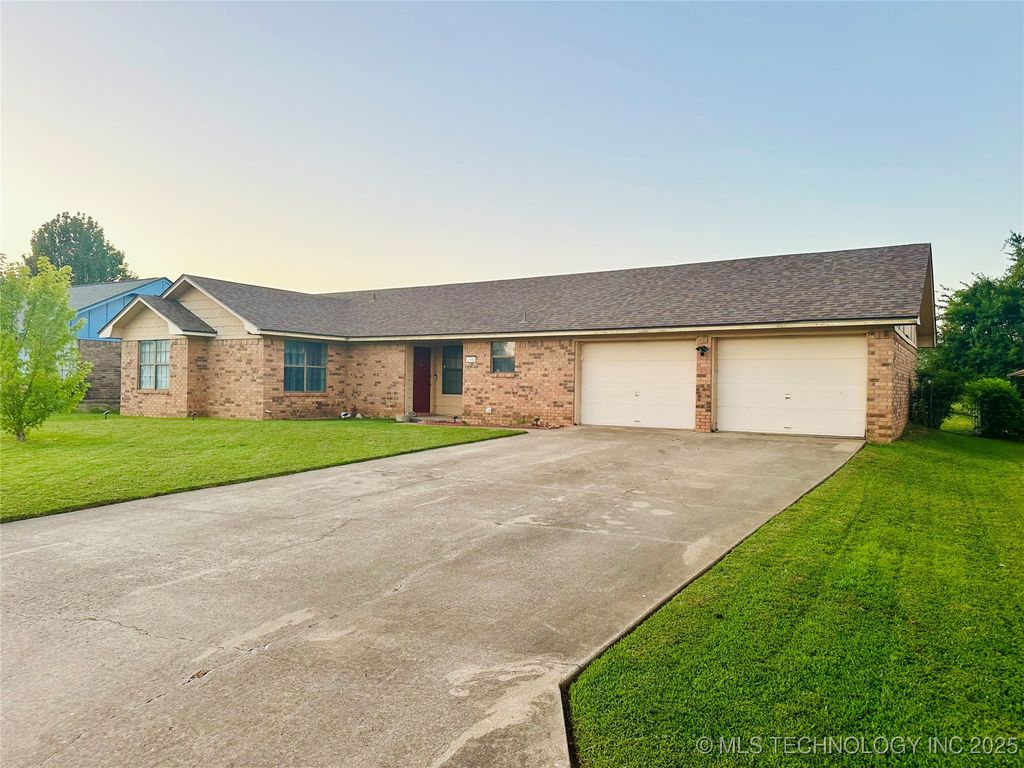 1942 Parkway Circle, Durant, OK 74701