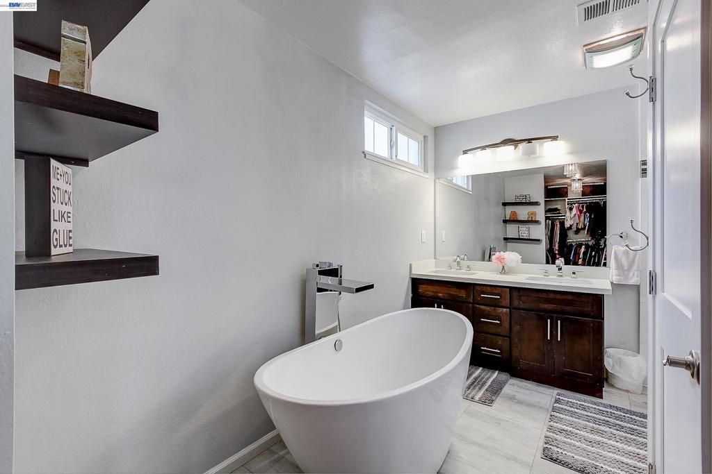 Image 16 of property listing at 5800 Cold Water Dr, Castro Valley, CA 94552