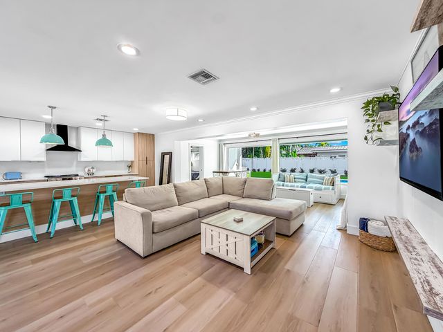 1098 W Camino Real, Boca Raton, FL 33486