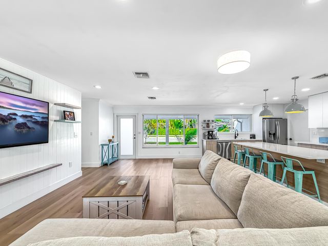 1098 W Camino Real, Boca Raton, FL 33486