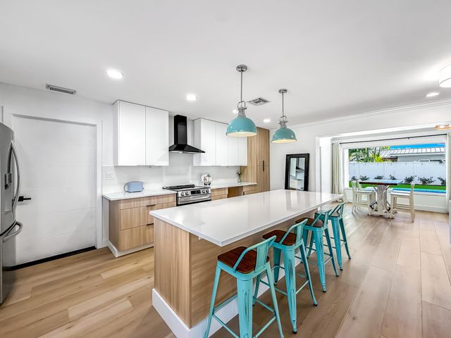 1098 W Camino Real, Boca Raton, FL 33486