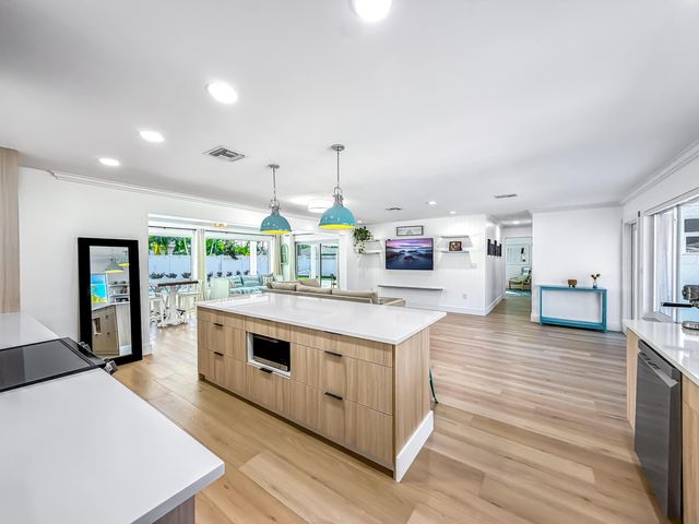 1098 W Camino Real, Boca Raton, FL 33486