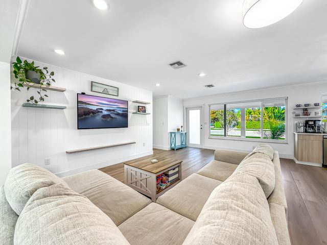 1098 W Camino Real, Boca Raton, FL 33486