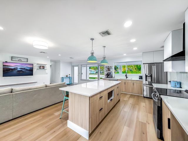 1098 W Camino Real, Boca Raton, FL 33486