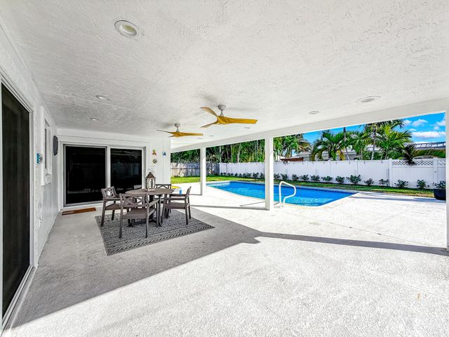 1098 W Camino Real, Boca Raton, FL 33486