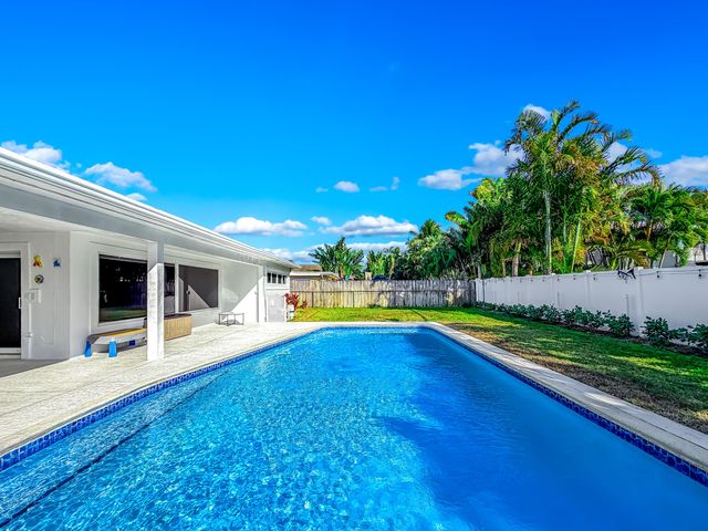 1098 W Camino Real, Boca Raton, FL 33486