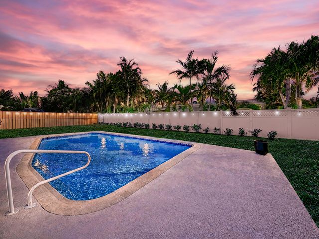 1098 W Camino Real, Boca Raton, FL 33486