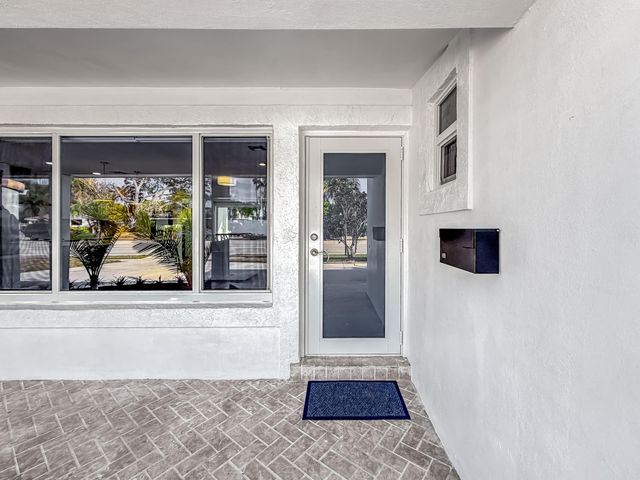 1098 W Camino Real, Boca Raton, FL 33486