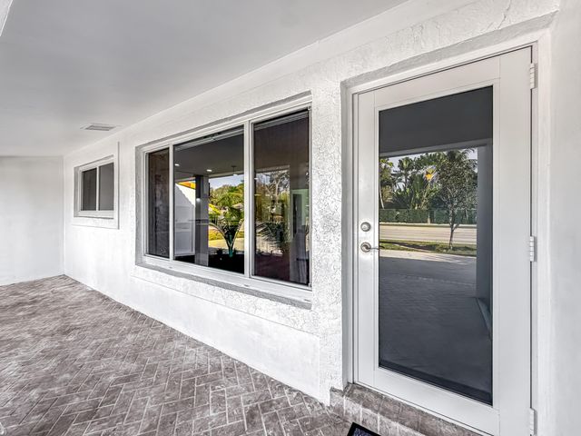 1098 W Camino Real, Boca Raton, FL 33486