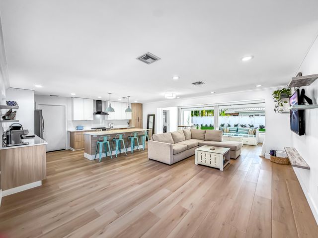 1098 W Camino Real, Boca Raton, FL 33486