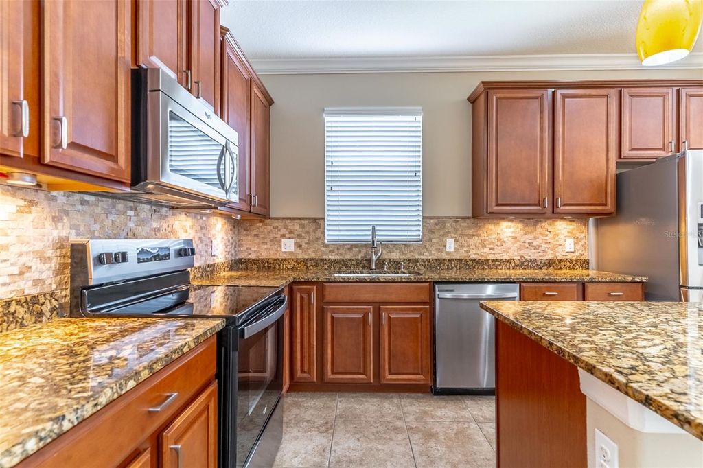 Image 10 of property listing at 12923 SAWGRASS PINE CIRCLE, Orlando, FL 32824