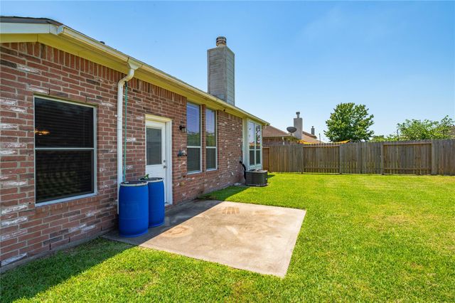 123 Sunset Falls Drive, La Marque, TX 77568