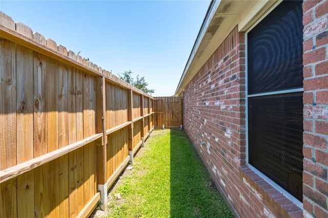 123 Sunset Falls Drive, La Marque, TX 77568