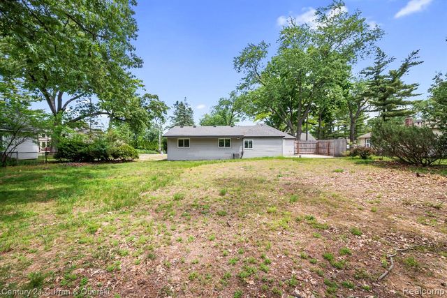 2374 Lakena Road, West Bloomfield, MI 48324