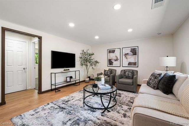 2374 Lakena Road, West Bloomfield, MI 48324