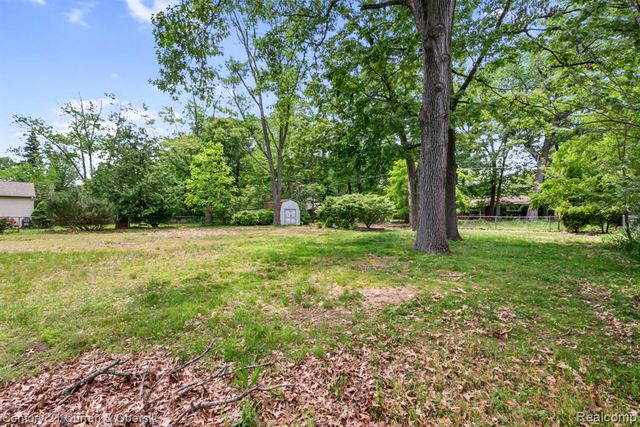 2374 Lakena Road, West Bloomfield, MI 48324