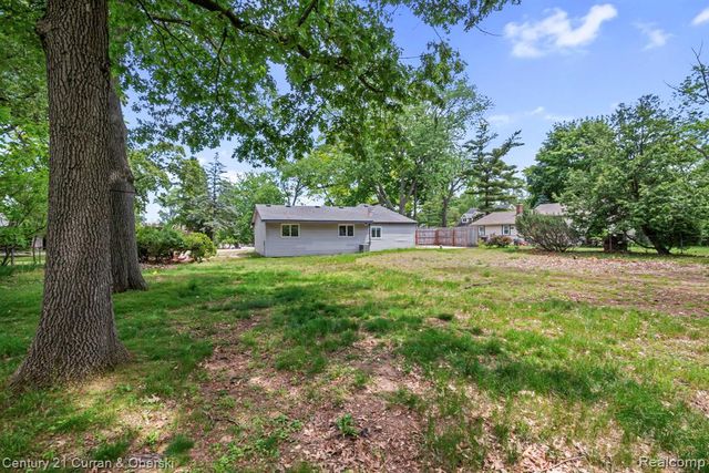 2374 Lakena Road, West Bloomfield, MI 48324
