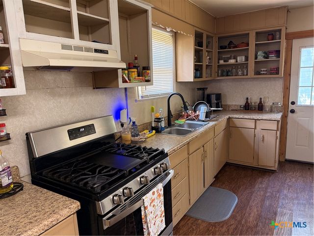 1002 E Sabine Street, Victoria, TX 77901