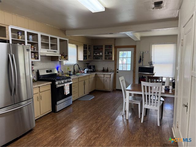 1002 E Sabine Street, Victoria, TX 77901