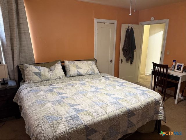 1002 E Sabine Street, Victoria, TX 77901