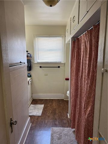 1002 E Sabine Street, Victoria, TX 77901