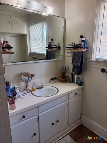 1002 E Sabine Street, Victoria, TX 77901