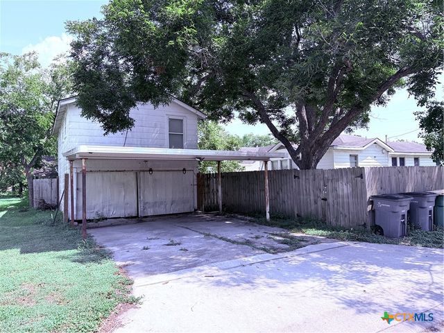 1002 E Sabine Street, Victoria, TX 77901
