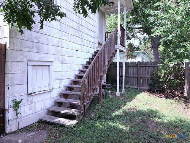 1002 E Sabine Street, Victoria, TX 77901