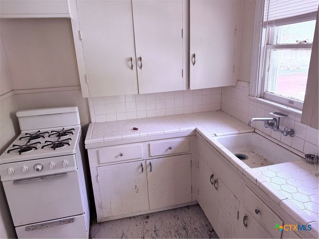 1002 E Sabine Street, Victoria, TX 77901